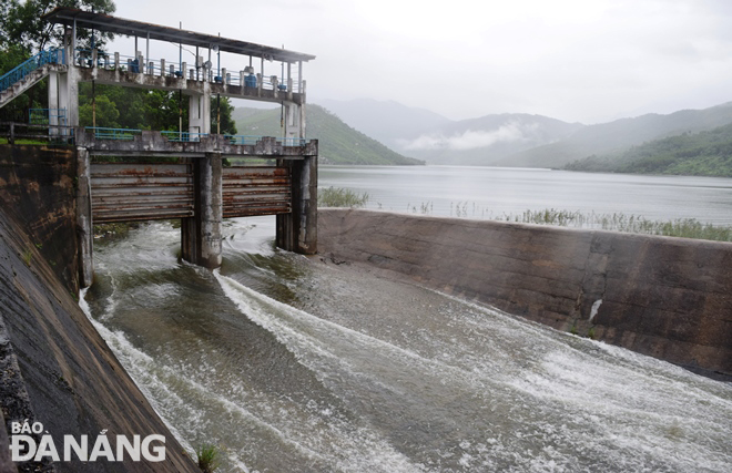 The water level in the Dong Nghe Lake is rising. Photo: HOANG HIEP