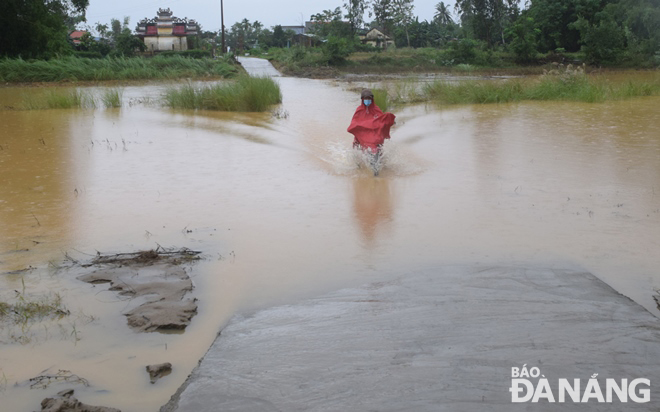 The Yen River has burst its banks causing floods in a road connecting Hoa Tien Commune in Hoa Vang District to Dien Tien Commune in Dien Ban Town, Quang Nam Province. Photo: HOANG HIEP