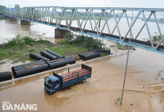 Đoạn thấp trũng của tuyến đường Thăng Long còn bị ngập lũ. Ảnh: HOÀNG HIỆP