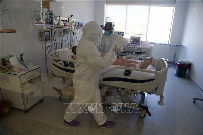 Điều trị cho bệnh nhân nhiễm COVID-19 tại bệnh viện ở Ankara, Thổ Nhĩ Kỳ ngày 20/10/2021. Ảnh: THX/TTXVN