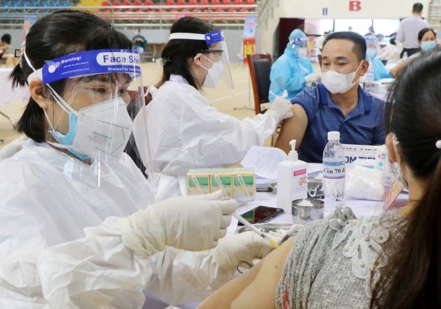 People get vaccinated against COVID-19. (Photo: VNA) 