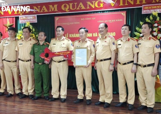 The handover of the system for monitoring and handling road traffic violations on the National Highway 1A in progress. Photo: L. H