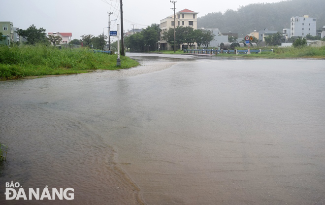 Very heavy rainfall caused the Da Stream to overflow, sending a large volume of water to flood the intersection of Le Van Luong - Luong Huu Khanh streets. Photo: HOANG HIEP