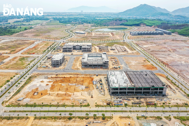 The infrastructure of the Da Nang Centralized Information Technology Park is under construction in Hoa Lien Commune, Hoa Vang District. Photo: PHAM DANG KHIEM