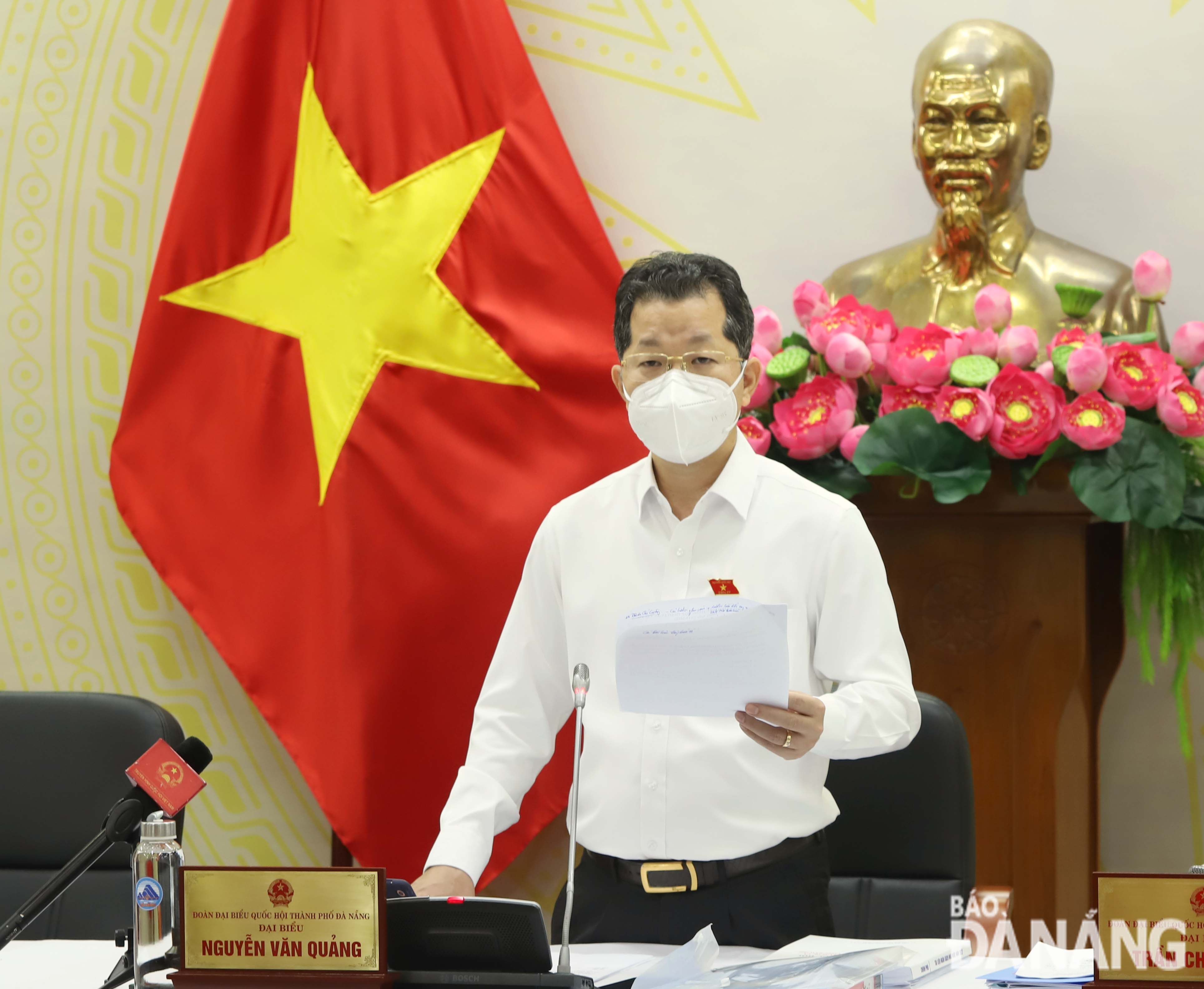 Bí thư Thành ủy Nguyễn Văn Quảng phát biểu tại phiên thảo luận tổ sáng 25-10. Ảnh: NGỌC PHÚ