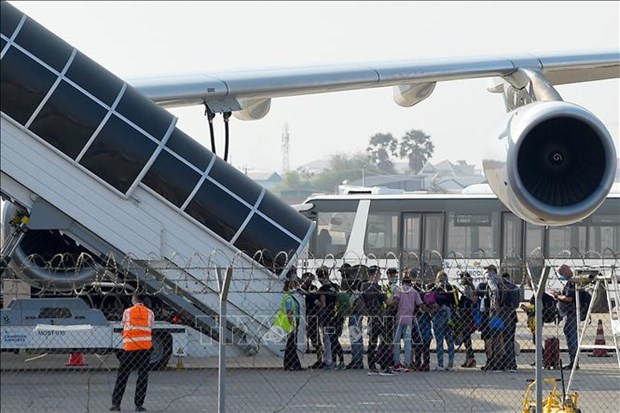  Passengers at Phnom Penh International Airport in Cambodia on April 2 last year. (Photo: AFP/VNA)