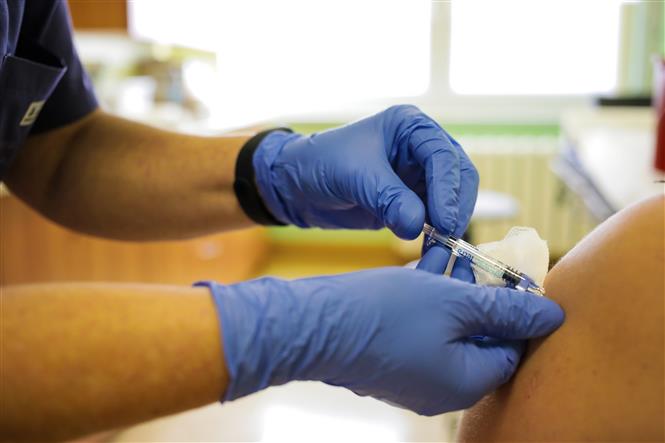 Tiêm vaccine ngừa Covid-19 cho người dân tại Poznan, Ba Lan. Ảnh: PAP/TTXVN