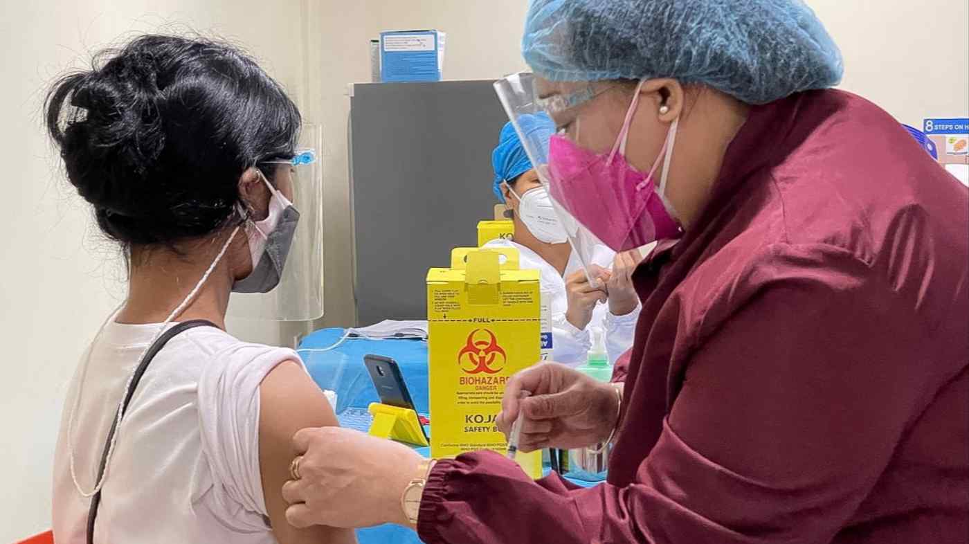 Chính phủ Philippines đặt mục tiêu tiêm vắc-xin ngừa Covid-19 cho 70% số người trưởng thành trước thời điểm cuối năm 2021. TRONG ẢNH: Tiêm vắc-xin ngừa Covid-19 tại một điểm tiêm ở thủ đô Manila. Ảnh: Reuters