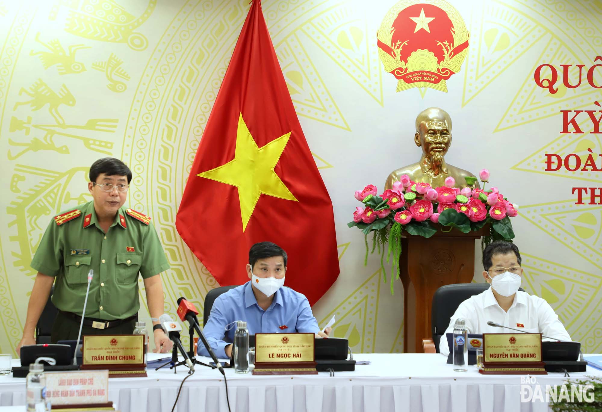 Đại biểu Trần Đình Chung (bên trái ngoài cùng) phát biểu thảo luận trực tuyến về dự thảo Luật Cảnh sát Cơ động. Ảnh: NGỌC PHÚ