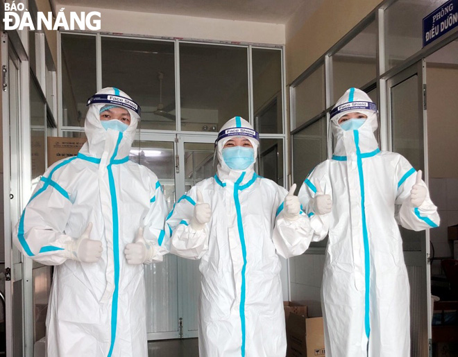 Doctor Le Ngoc Quy (left) with his colleagues at Da Nang Lung Hospital. Photo: D.T