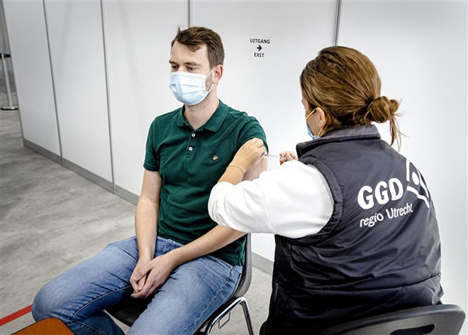 Nhân viên y tế tiêm vaccine ngừa Covid-19 cho người dân tại Utrecht, Hà Lan. Ảnh: AFP/TTXVN