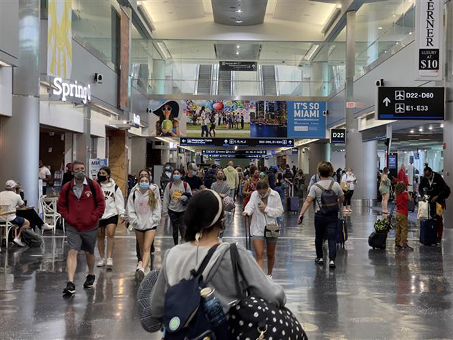 Hành khách tại sân bay quốc tế Miami, Florida, Mỹ, ngày 1-8-2021. Ảnh: AFP/ TTXVN
