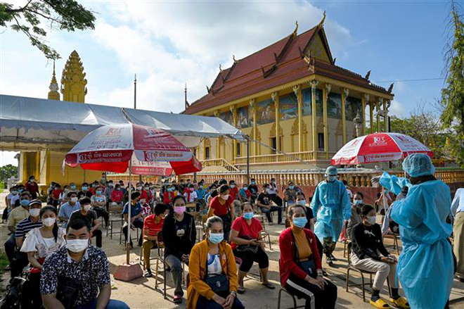 Người dân chờ được tiêm vaccine ngừa Covid-19 tại Phnom Penh, Campuchia ngày 20-5-2021. Ảnh: AFP/TTXVN