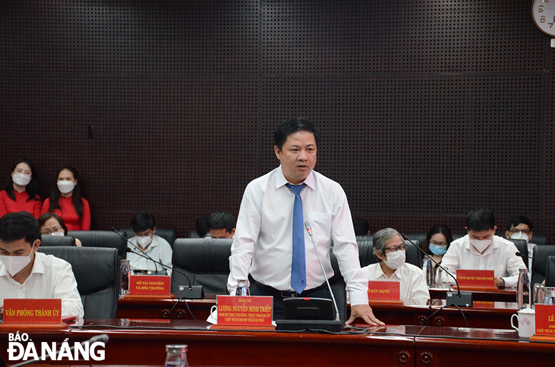 Deputy Secretary of the Da Nang Party Committee cum Chairman of the municipal People's Council Luong Nguyen Minh Triet addresses the signing ceremony of the MoU on building Da Nang into a smart city in the 2021 - 2025 period. Photo: THU HA 