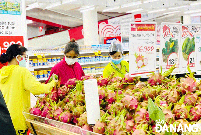 Over the past time, Da Nang has effectively implemented many solutions to promote trade connections and bring Vietnamese goods to more consumers. Customers are seen shopping at the Go! supermarket. Photo: QUOC TRANG