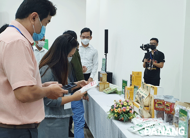 The programme highlighting ‘ One Commune – One Product’ (OCOP) items made in Da Nang and the provinces of Phu Yen and Kon Tum was held on the morning of October 22 at the Da Nang Exhibition Centre. Photo: QUOC TRANG