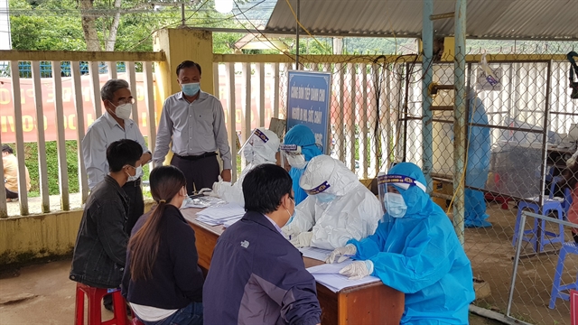 Medical staff and those related to the COVID-19 patients in Nam Trà My District, in the central province of Quàng Nam.— Photo baochinhphu.vn