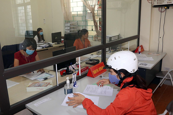 Người lao động đăng kí làm thủ tục nhận bảo hiểm thất nghiệp tại trung tâm Dịch vụ việc làm tỉnh Sơn La. Ảnh: Hữu Quyết/TTXVN