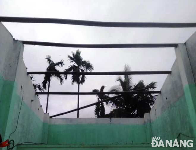 Một nhà dân ở thôn Phú Sơn Tây, xã Hòa Khương (huyện Hòa Vang) bị tốc mái hoàn toàn do lốc xoáy xảy ra vào chiều 27-10. Ảnh: PV