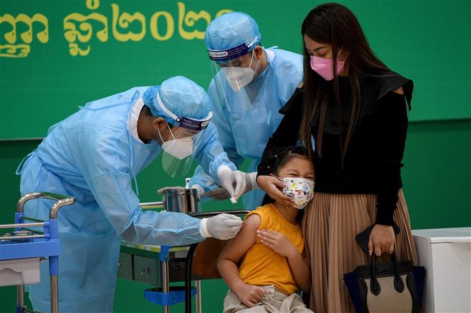 Tiêm vaccine ngừa COVID-19 cho trẻ nhỏ ở Phnom Penh, Campuchia. Ảnh: AFP/TTXVN