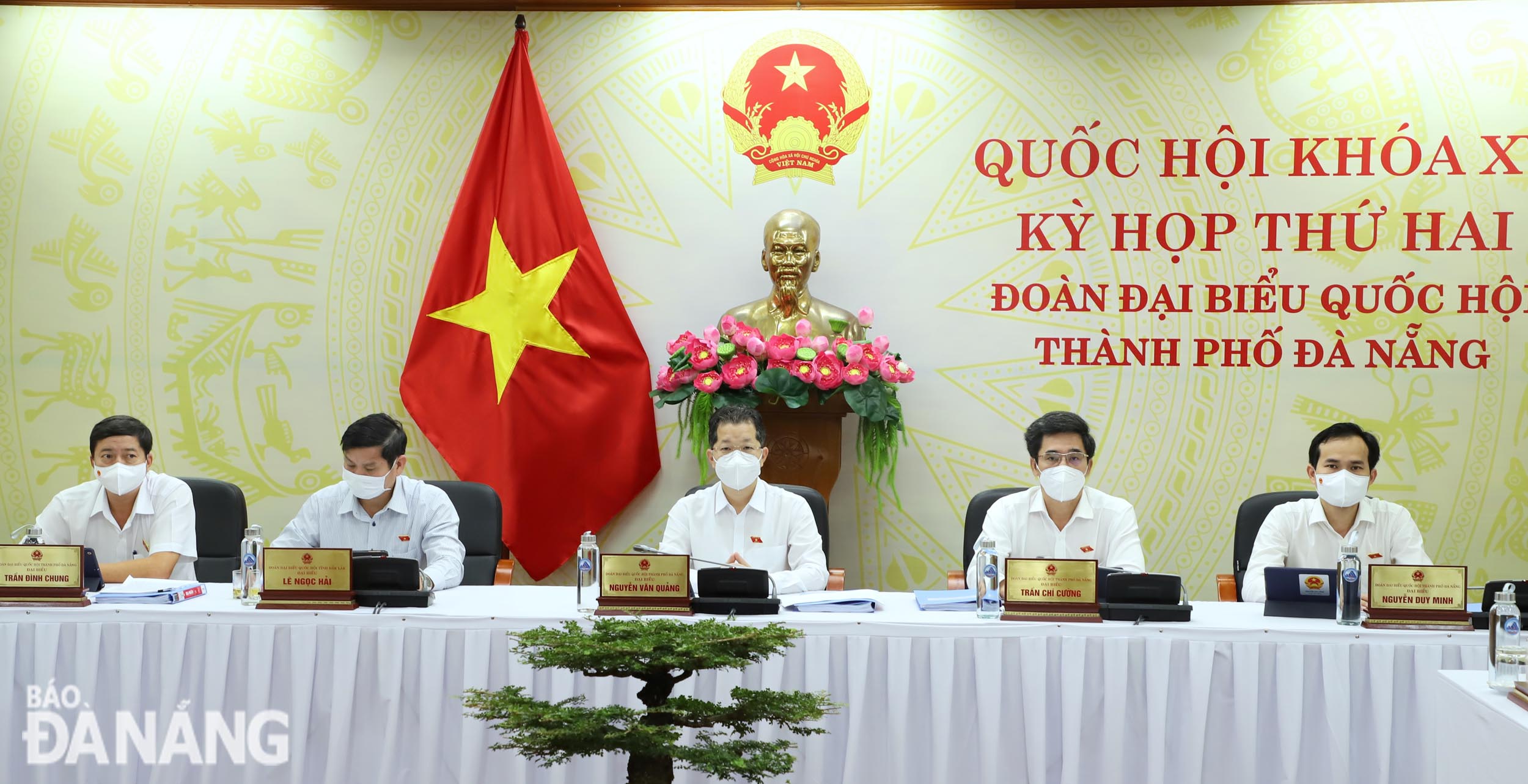 Bí thư Thành ủy Nguyễn Văn Quảng (giữa) cùng các đại biểu đoàn đại biểu thành phố dự phiên thảo luận trực tuyến sáng 28-10. Ảnh: NGỌC PHÚ