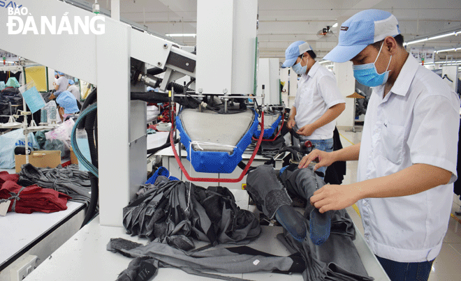 Da Nang is carrying out many synchronous solutions to help businesses overcome their current difficulties in order to restore their production and business activities soon. IN PHOTO: Workers are working at the 29-3 Textiles and Garments JSC. Photo: KHANH HOA