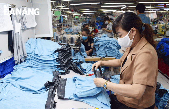 From now until the end of the year, Da Nang will continue to create favourable conditions for ensuring a smooth circulation of inter-provincial goods. IN PHOTO: Production activities at the Scavi Hue Company in Da Nang. Photo: KHANH HOA