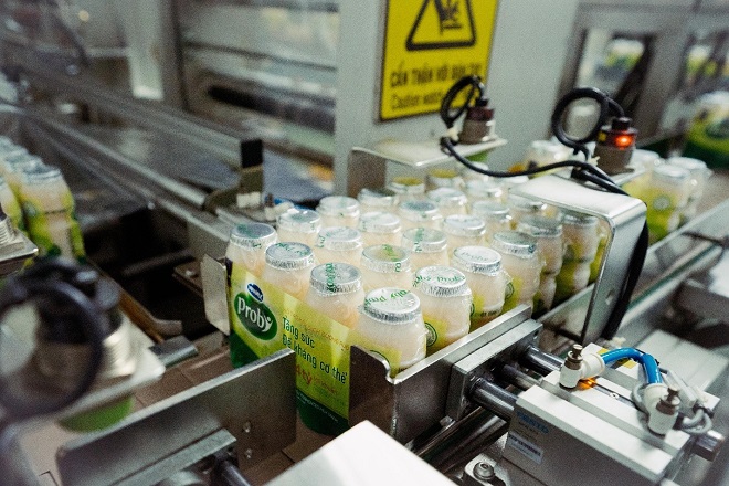 Hệ thống nhà máy hiện đại với quá trình lên men tự nhiên, an toàn cho ra những chai sữa chua uống Probi đảm bảo chất lượng và chứa hàng tỷ lợi khuẩn tốt cho sức khỏe. Ảnh: Công ty Vinamilk cung cấp.