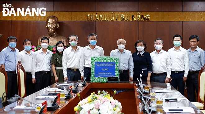 The visitors from HCMC presenting a gift to thank Da Nang for its timely and active support for their city’s fight against COVID-19 