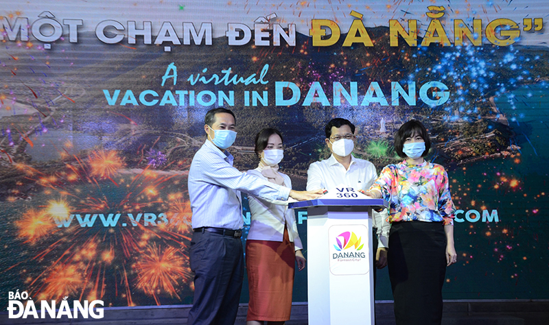 Phó Chủ tịch UBND thành phố Trần Phước Sơn cùng đại diện ngành du lịch khai trương ứng dụng VR360 
