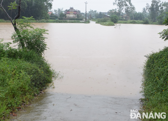 The low-lying road connecting Hoa Tien Commune to Dien Tien Commune, Dien Ban Town, Quang Nam Province was under about 0.8m water after the Yen River overtopped its banks as a result of heavy rains. Picture was taken at 7:00am on October 28. Photo: HOANG HIEP