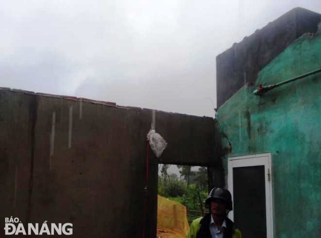 The National has issued warnings of tornadoes, lightning and strong winds during thunderstorms for Central Viet Nam. In the photo: The roof of a home in Phu Son Tay Village, Hoa Khuong Commune, Hoa Vang District, Da Nang was completely blown off by the tornado. Photo: PV