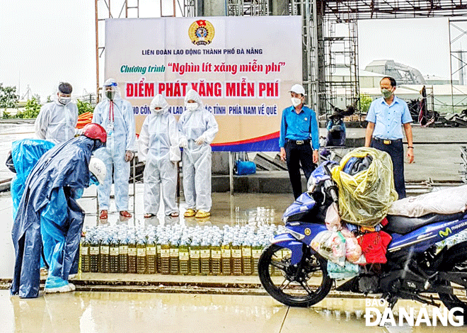 Free bottles of petrol are being provided for returnees from the South at a transit station at the Hai Van Tunnel 