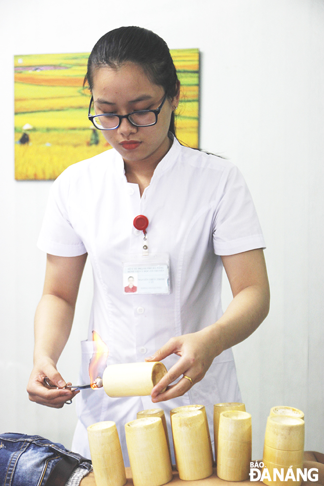 Treatment of colds at Danang Traditional Medicine Hospital. Photo was taken before the latest COVID-19 resurgence.