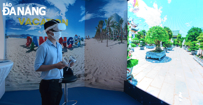 Du khách có thể trải nghiệm ứng dụng VR360 “Một chạm đến Đà Nẵng” để đi du lịch thực tế ảo. Trong ảnh: Một khách hàng đang trải nghiệm du lịch ảo về chùa Linh Ứng (bán đảo Sơn Trà). Ảnh: THU HÀ