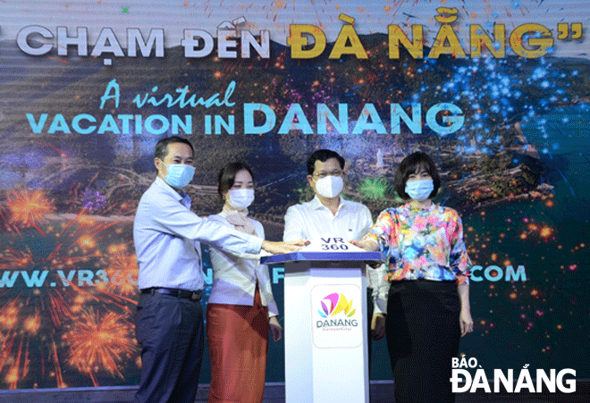 Da Nang plans to welcome tourists back in the safe conditions. IN THE PHOTO: Da Nang People’s Committee Vice Chairman Tran Phuoc Son (2nd, right) and representatives from the municipal Tourism Department, attending a ceremony to launch the 