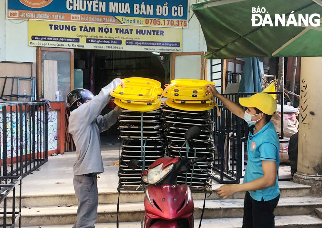 Người dân đến mua sắm đồ cũ tại cửa hàng Hunter (đường Nguyễn Lương Bằng, quận Liên Chiểu). Ảnh: H.L