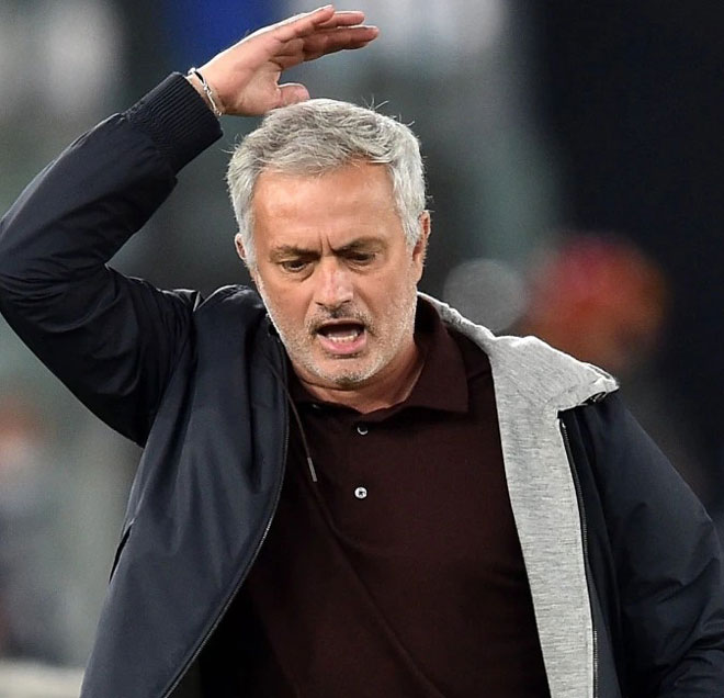 HLV Jose Mourinho bị truất quyền chỉ đạo khi AS Roma hòa Napoli 0-0 ở vòng 9 Serie A tối 24-10. Ảnh: Futball News