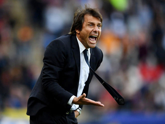 HLV Antonio Conte luôn thể hiện sự nhiệt tình với cầu thủ ngay bên đường pitch. Ảnh: Reuters