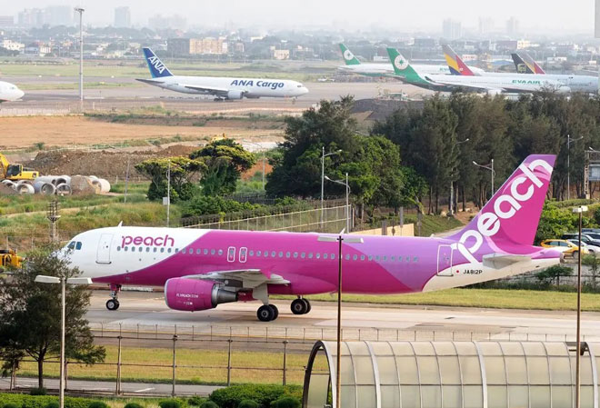 Một chiếc máy bay của hãng hàng không Peach Aviation của Nhật Bản đậu trên đường băng tại Sân bay quốc tế Đào Viên ở phía bắc Đài Loan (Trung Quốc) trong tháng 5-2021. Ảnh: EPA