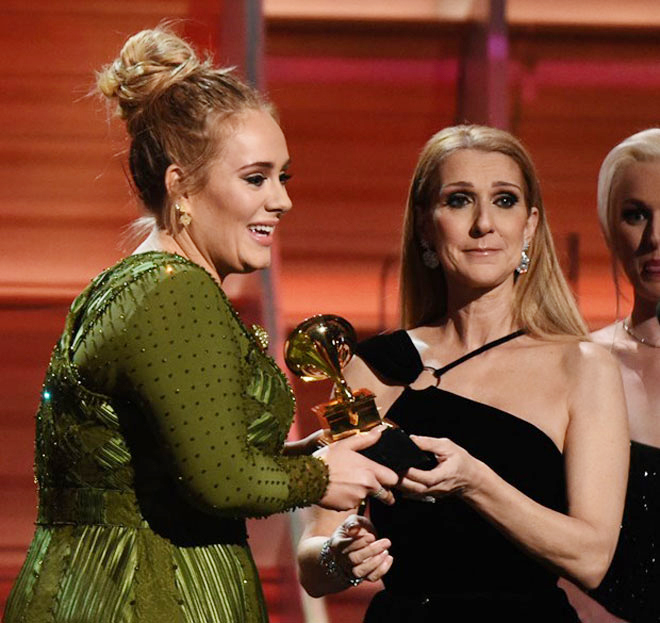 Diva Celine Dion (phải) trao giải Ca khúc của năm cho Adele tại giải Grammy 2017. Ảnh: AFP