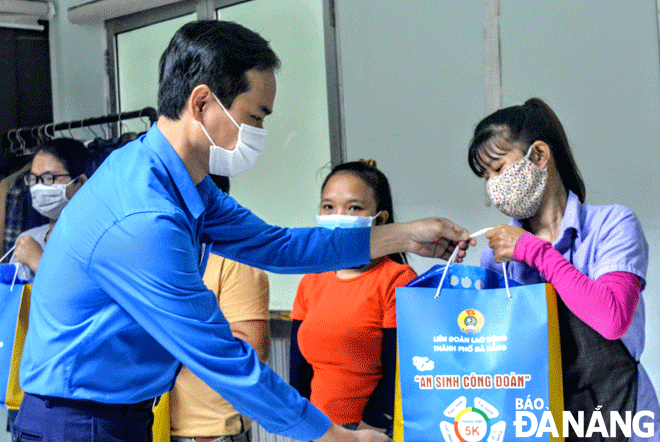 Nguyen Duy Minh, Chairman of the Da Nang Confederation of Labor gives a visit and presents welfare gifts to trade union members and employees of Yuri ABC Da Nang Company Limited. Photo: NHU MINH