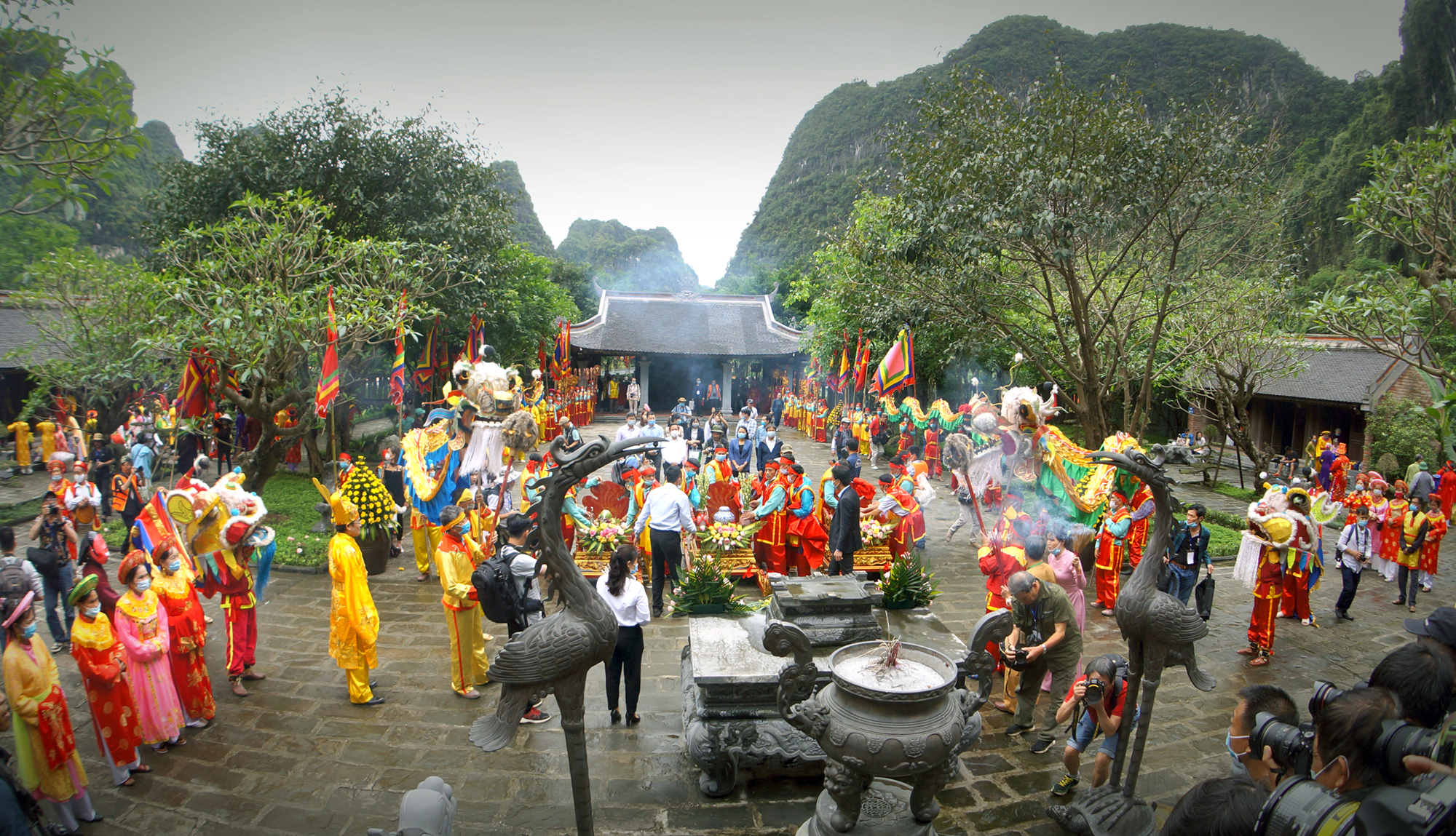 An incense offering ceremony in commemoration of legendary national hero Saint Quy Minh