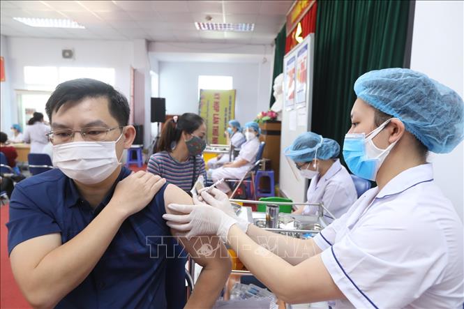 Tiêm vaccine phòng COVID-19 cho người dân. Ảnh: TTXVN