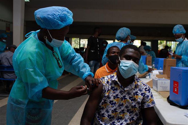  Nhân viên y tế tiêm vaccine ngừa Covid-19 ở Luanda, Angola, ngày 1-10-2021. Ảnh: AFP/TTXVN