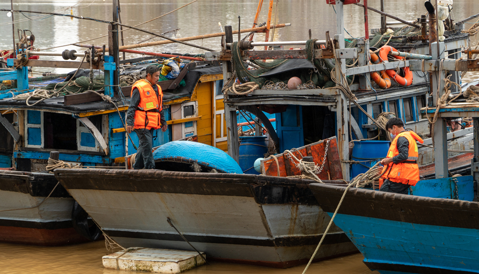 With such life jackets, fishermen will feel safer and more secure when going fishing at sea