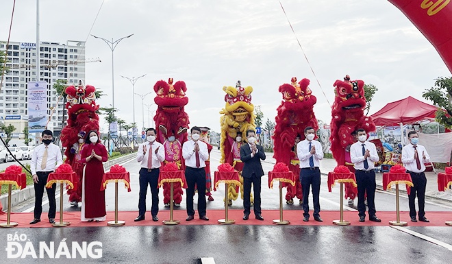 Da Nang leaders cut the ribbon to inaugurate the new bridge over Co Co River on Saturday morning. Photo: THANH LAN