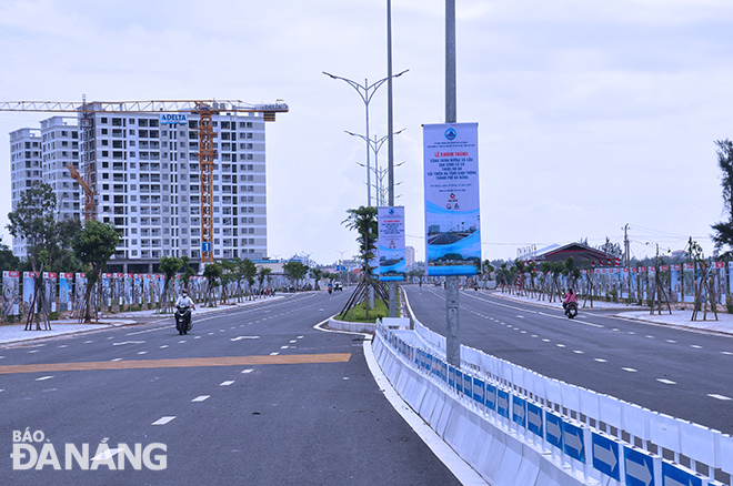 The bridge approach has a total length of 1.21km, and pavements on both sides are 4.5m wide each. Photo: THANH LAN