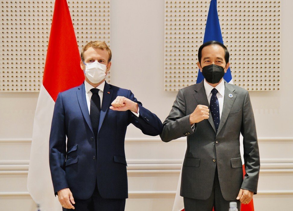 Tổng thống Pháp Emmanuel Macron (trái) gặp Thủ tướng Indonesia Joko Widodo bên lề Hội nghị thượng đỉnh G20 tại Roma ngày 30/10. Ảnh: AP