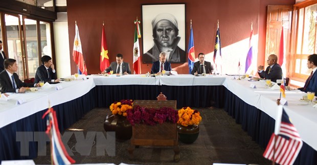 The ASEAN delegation meets with Governor of Michoacan state Alfredo Ramirez Bedolla (Photo: VNA)